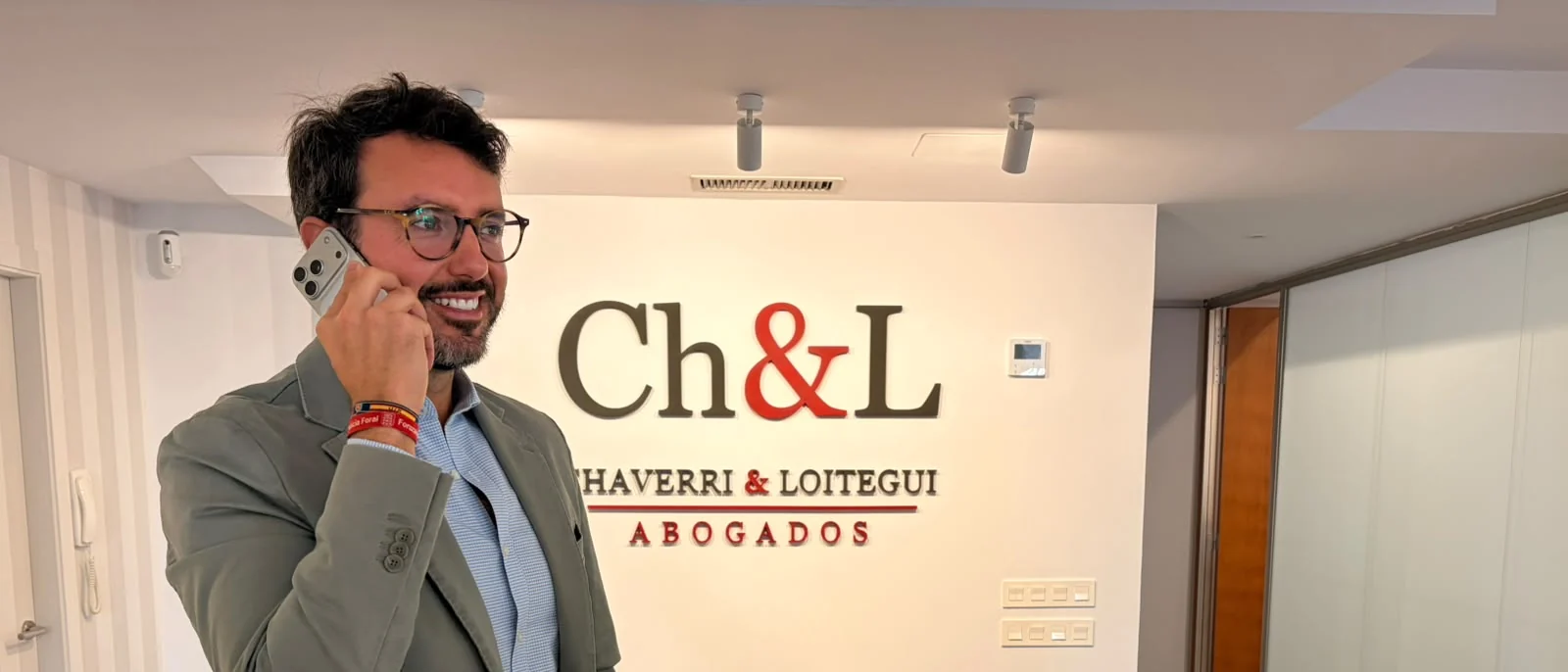Guillermo Chaverri, al teléfono en la recepción del despacho.